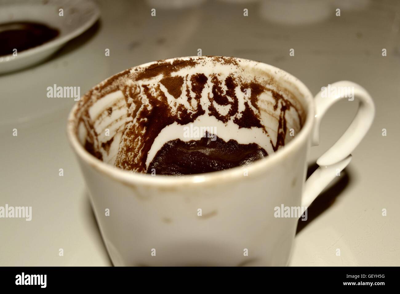 Kaffeesatz in der Tasse nach dem Konsum von türkischen Kaffee Stockfoto