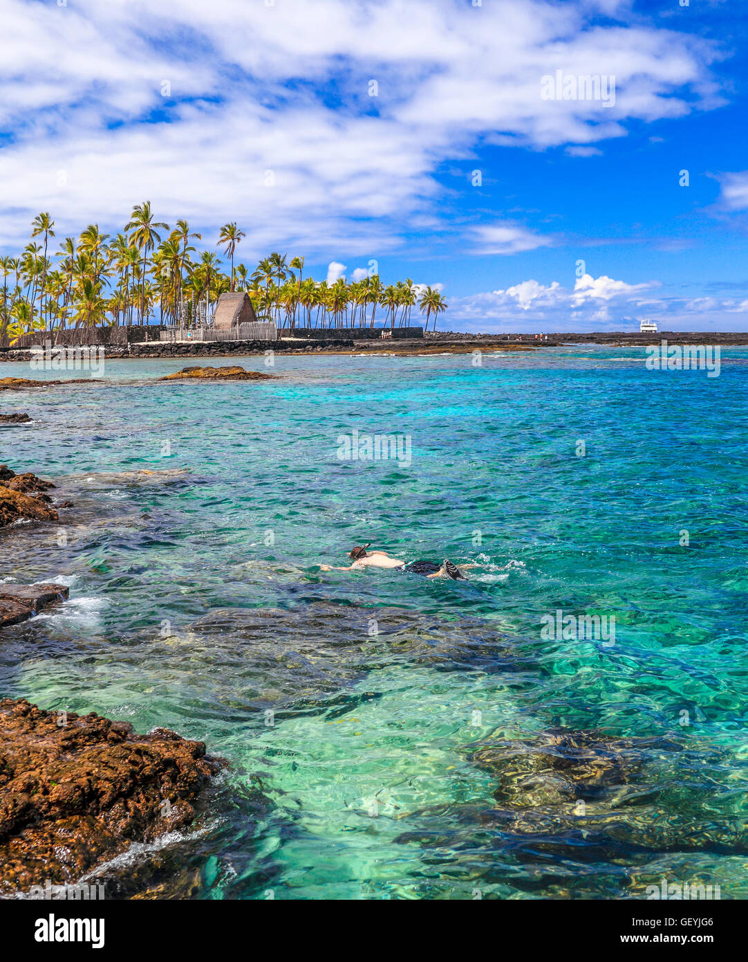 Schnorchler in zwei Schritten auf der Big Island von Hawaii; Blick auf Puuhonau O Honaunau, Stadt der Zuflucht, ein nationaler historischer park Stockfoto