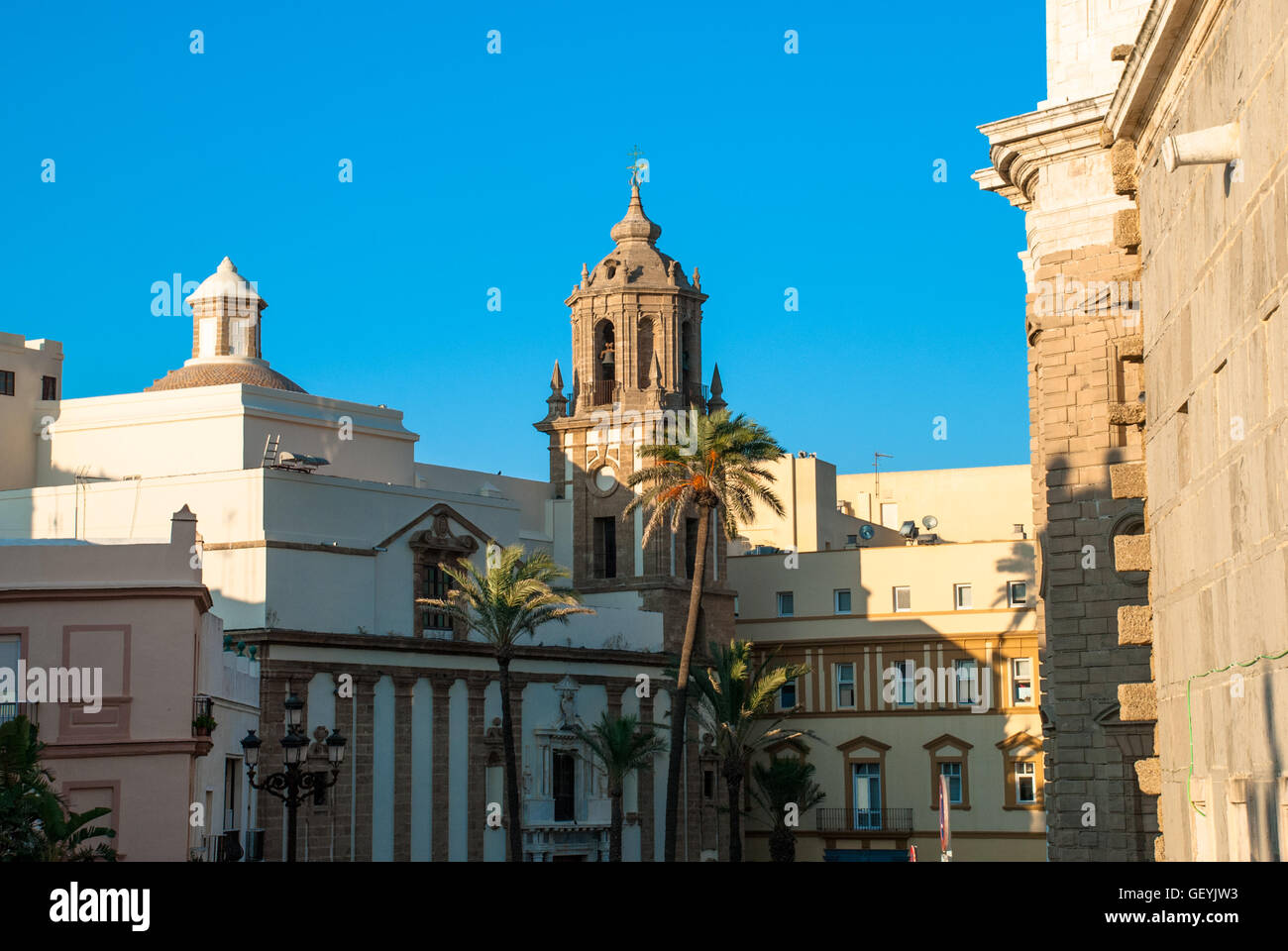 Niedrigen Winkel Blick auf Dom gegen blauen Himmel inmitten von Gebäuden Stockfoto Niedrigen Winkel Blick auf Dom gegen blauen Himmel inmitten von Gebäuden Stockfoto