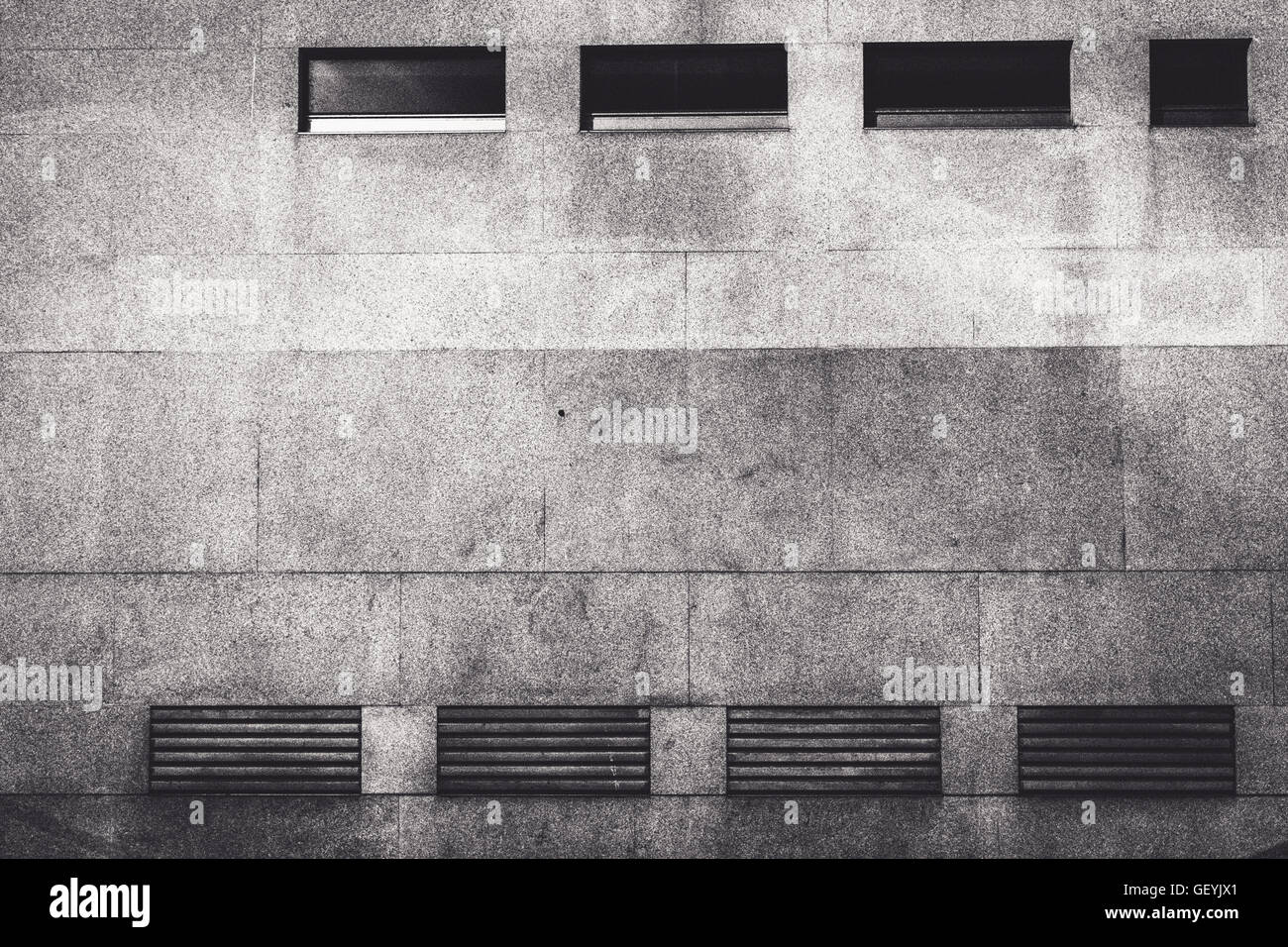 Vorderansicht der Ventilatoren auf Granit Wand Gebäude-Fassade Stockfoto