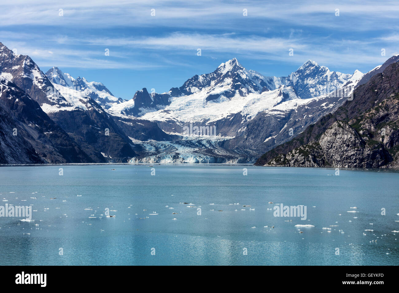Alaskan Gletscher fließen in die Bay mit schwimmenden Eis und Wasser im Vordergrund. Stockfoto