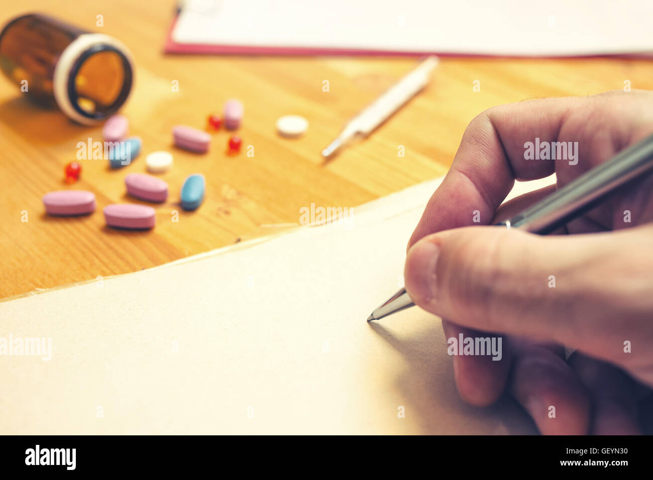 Des Arztes Hand schreiben Rezept, hautnah mit selektiven Fokus Stockfoto