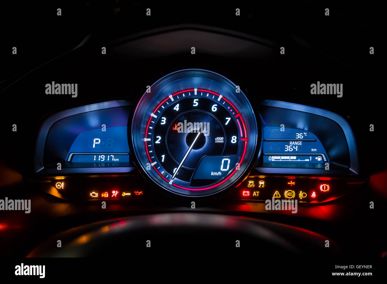 Moderne Auto Armaturenbrett Instrumententafel oder Tacho und vollständige  Symbol in der Nachtzeit Stockfotografie - Alamy