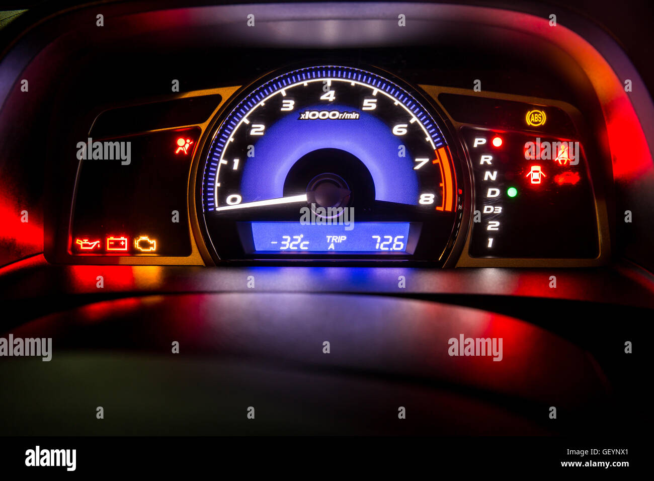 Moderne Auto Instrument Dashboard Panel voll Symbol in der Nachtzeit Stockfoto