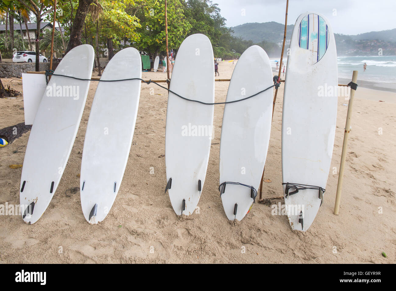 Surfbretter am Sand Strand von Kata beach Phuket, Thailand Stockfoto