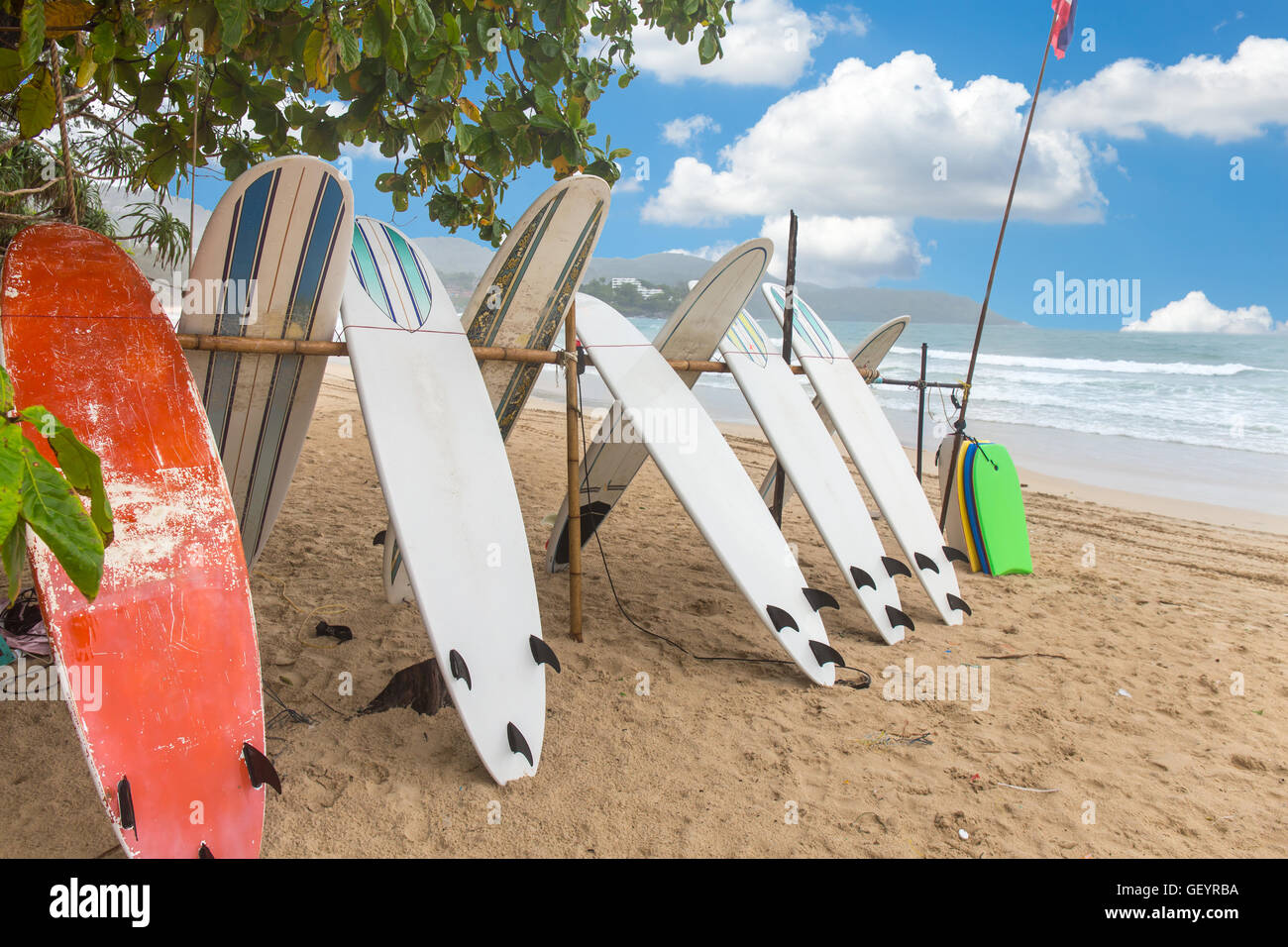 Surfbretter am Sand Strand von Kata beach Phuket, Thailand Stockfoto