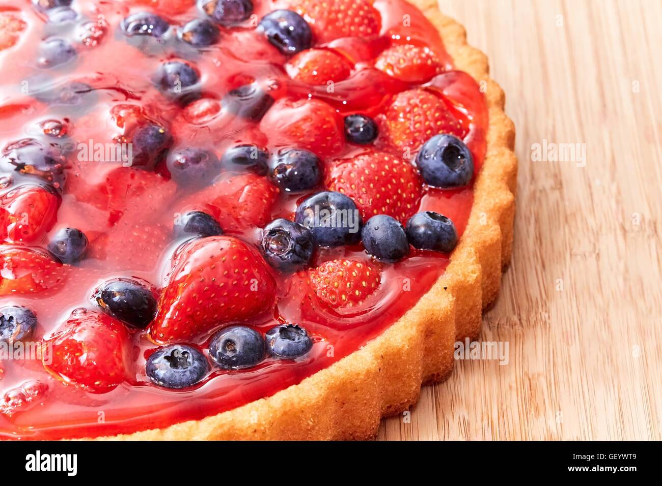 Obstkuchen mit Gelee auf Erdbeeren und Heidelbeeren Stockfoto