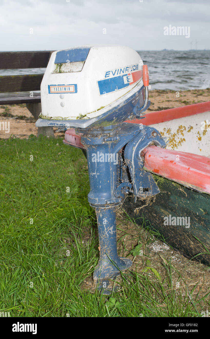 Alten Außenborder Motor, auf der Rückseite eines kleinen Bootes.  Die Requisite oder Propeller wurde über Gras angebaut. Stockfoto