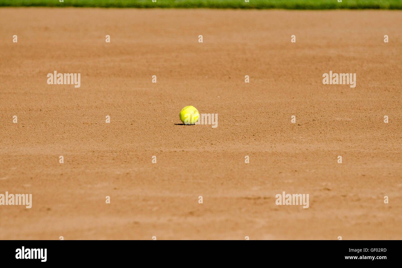 Gelbe Softball auf Feld Stockfoto