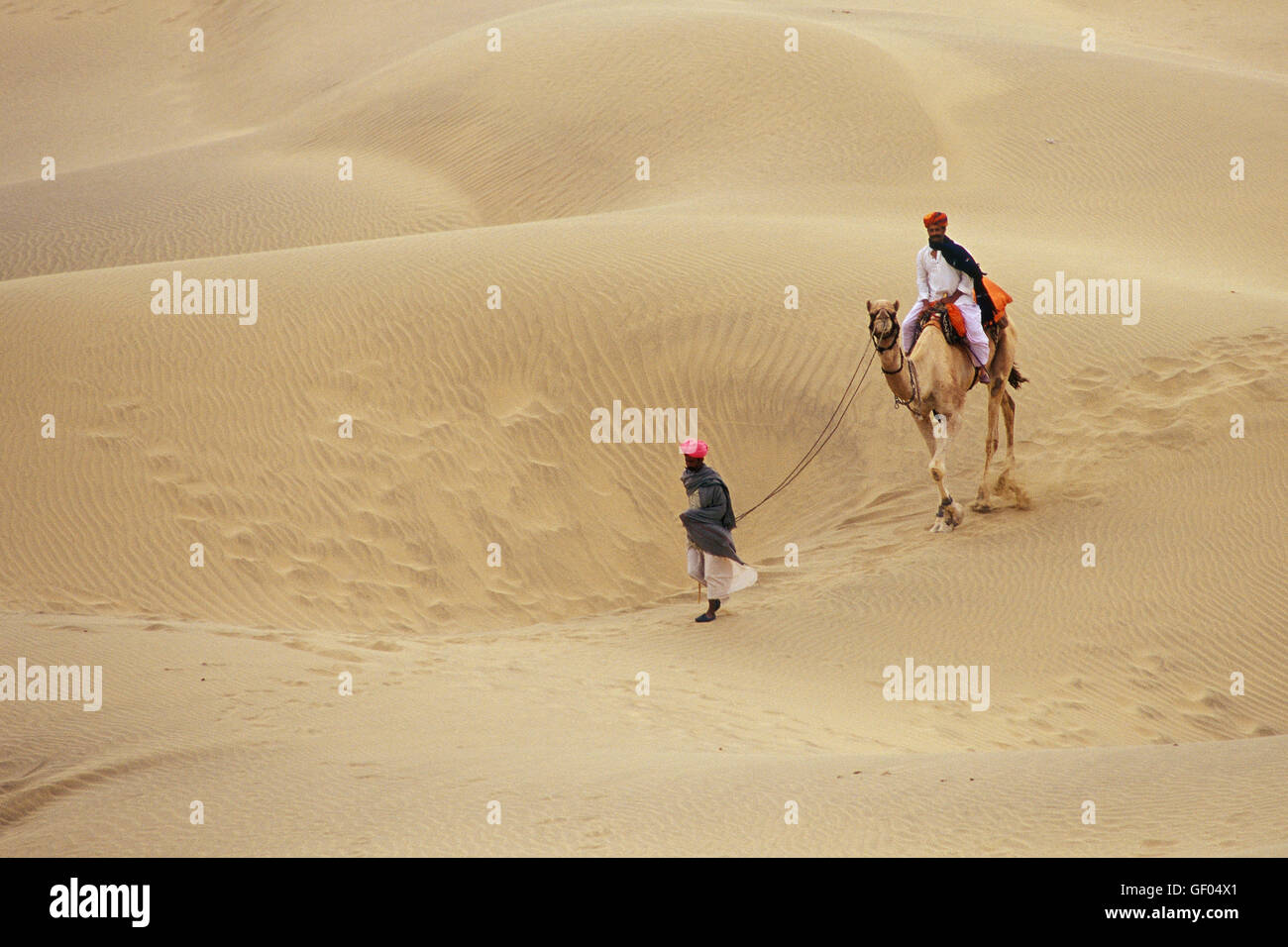 Das Bild des Rajasthani Menschen mit Kamel in in der Wüste, Rajasthan, Indien Stockfoto