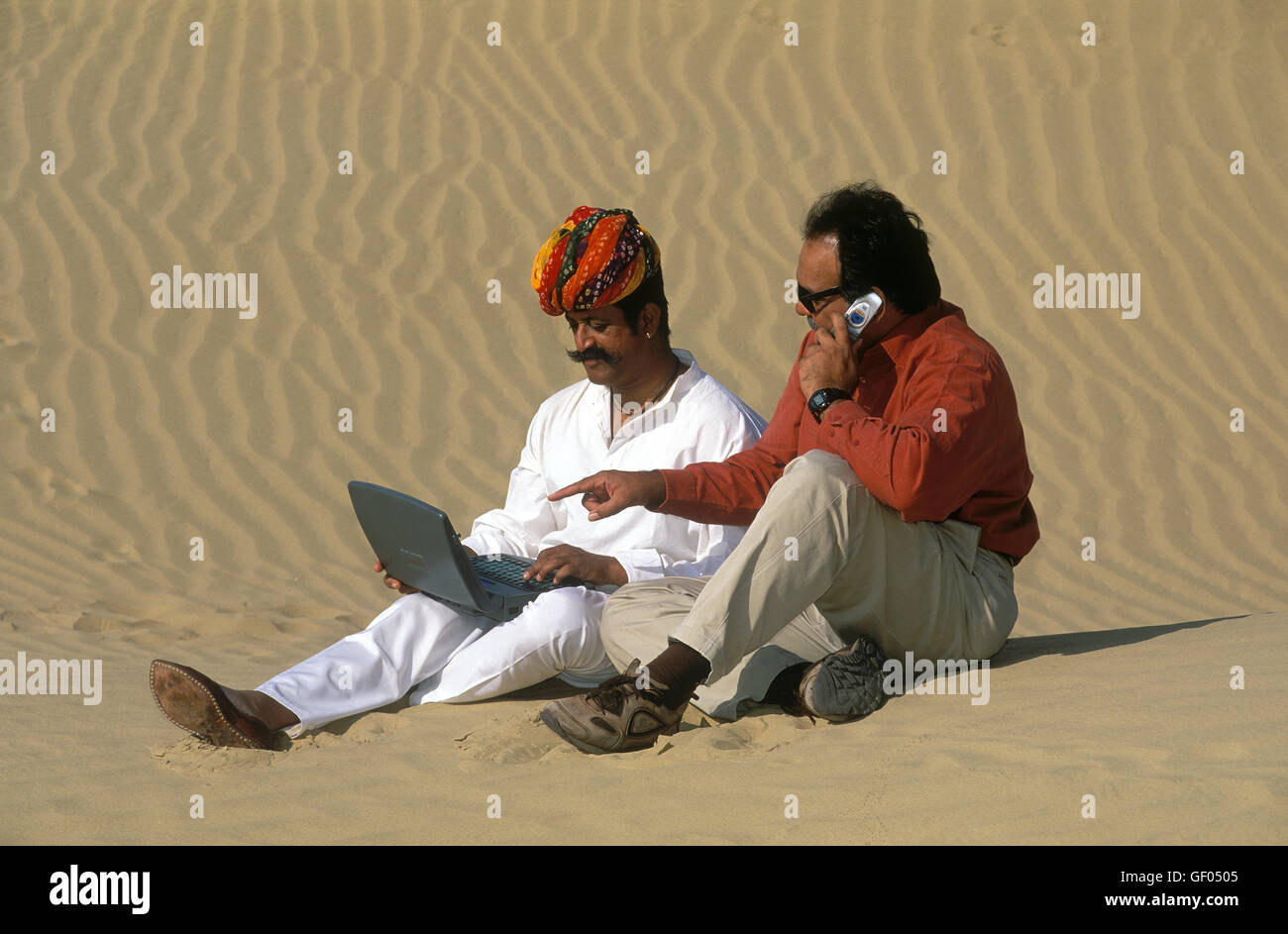 Das Bild der Rajasthani Mann mit Laptop in der Wüste, Rajasthan, Indien Stockfoto