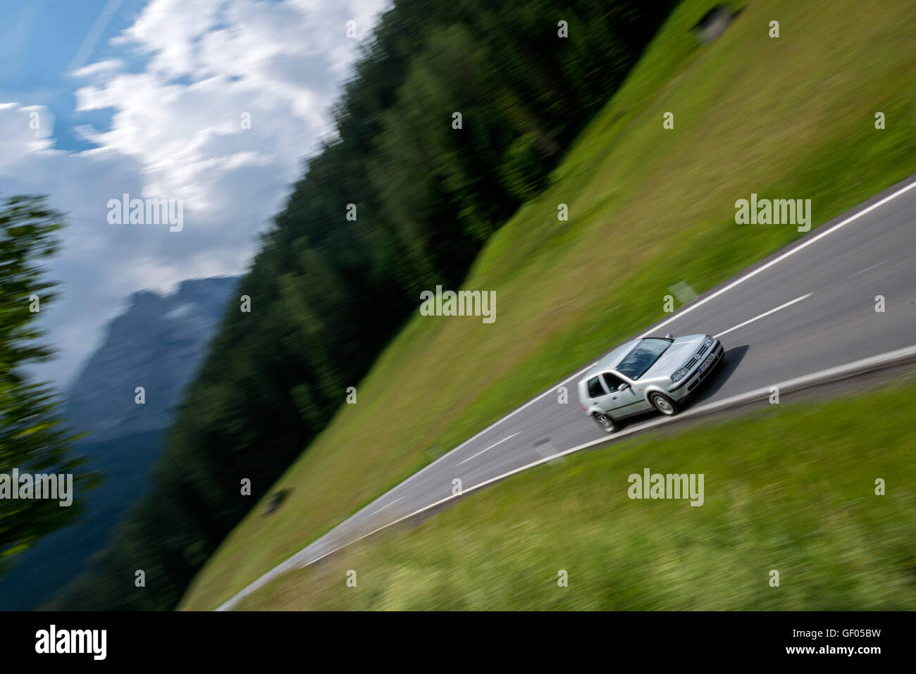 Fahren Volkswagen Golf auf österreichischen Straßen Stockfoto