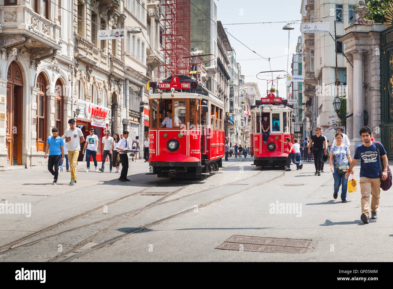 Istanbul, Türkei - 1. Juli 2016: Vintage rote Straßenbahn fährt auf Istiklal zum Taksim-Platz in Istanbul, Bürger und Touristen wa Stockfoto