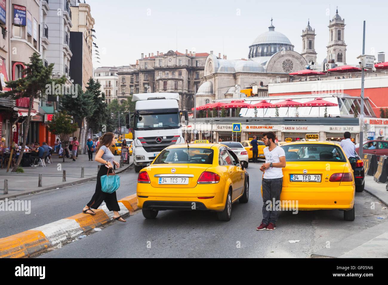 Istanbul, Türkei - 1. Juli 2016: Gewöhnliche Menschen und Taxi-Fahrer sind am Taksim Platz. Stadtbild von Istanbul Stockfoto