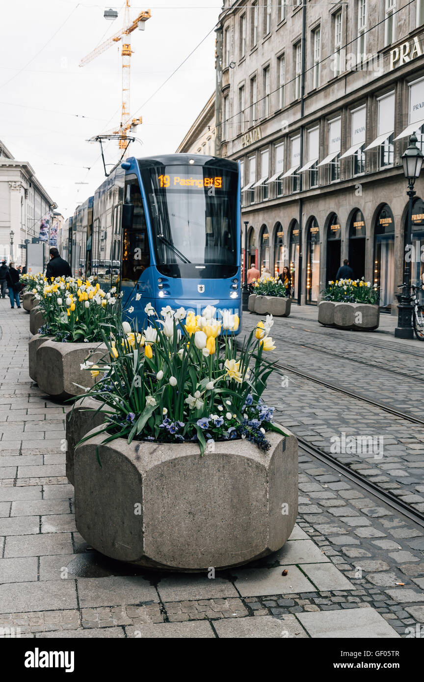 München, Deutschland - 5. Mai 2015: Ansicht von Luxus-shopping-Straße in die Münchner Innenstadt in der Nähe von Marienhof mit einer blauen Straßenbahn. Stockfoto