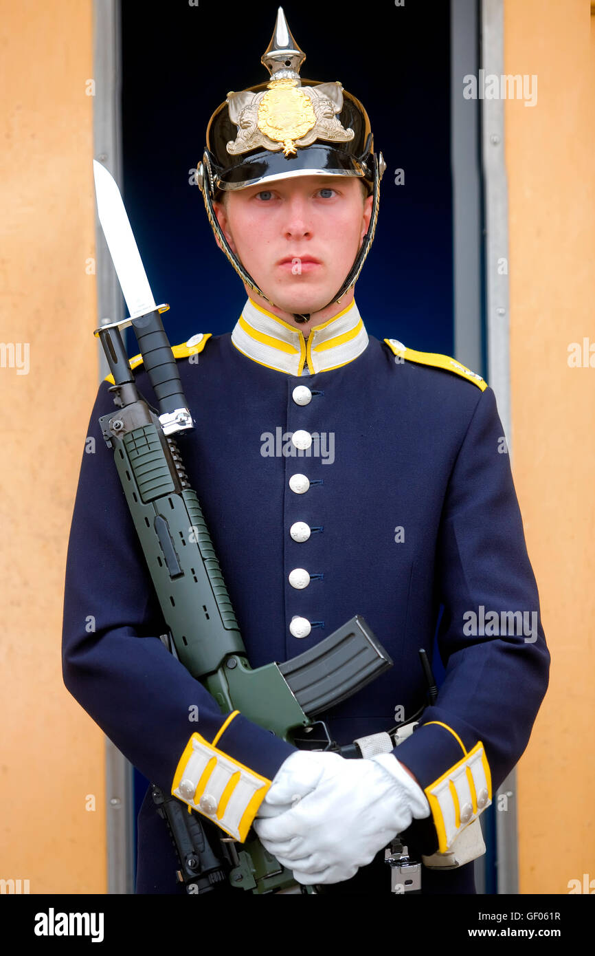 Junge Garde am Eingang des königlichen Palastes in Stockholm Stockfoto