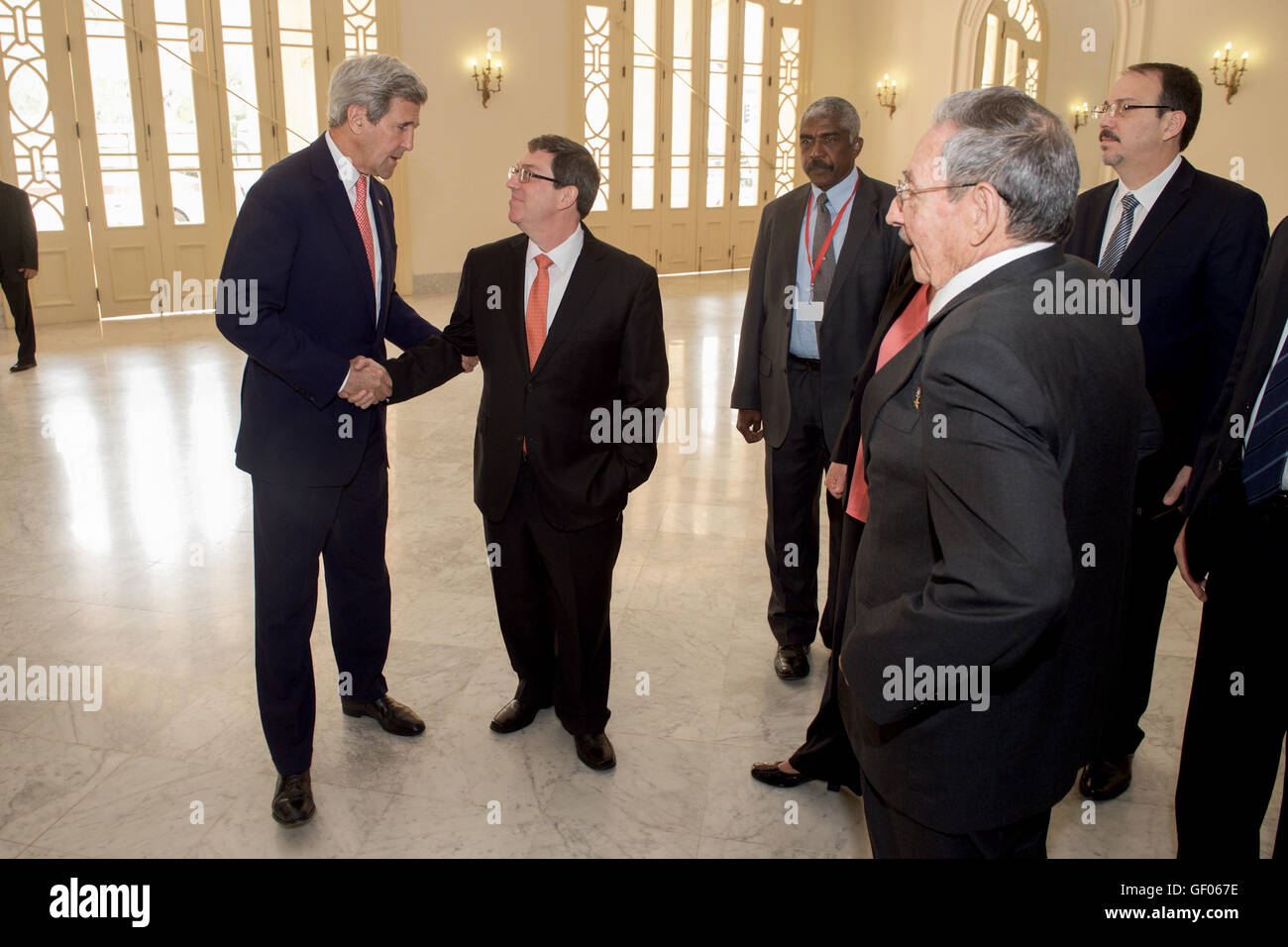 Secretary Kerry schüttelt Hände mit kubanischen Außenminister Rodriguez vor der Teilnahme an Präsident Obama Rede an das kubanische Volk in Havanna Stockfoto