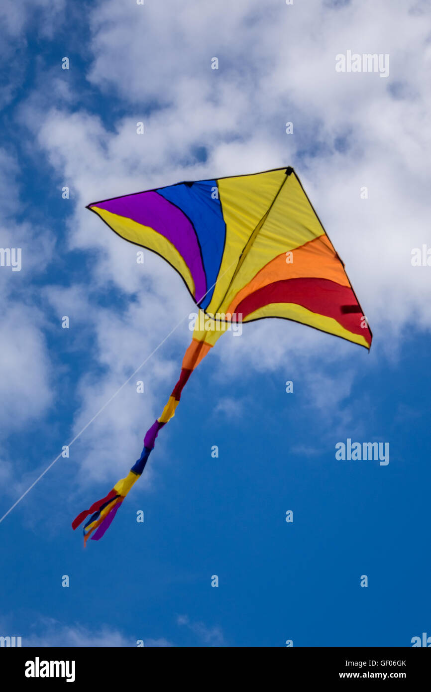 Bunte Drachen fliegt hoch in den Himmel an einem Kite-Tag Stockfoto