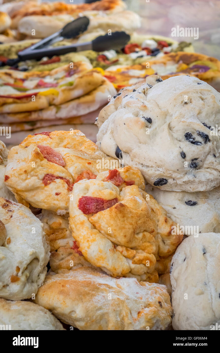 Ursprüngliche Bäckerei Produkte von lokalen Bäckereien für den Verkauf auf einem Bauernmarkt in Bristol, Großbritannien Stockfoto