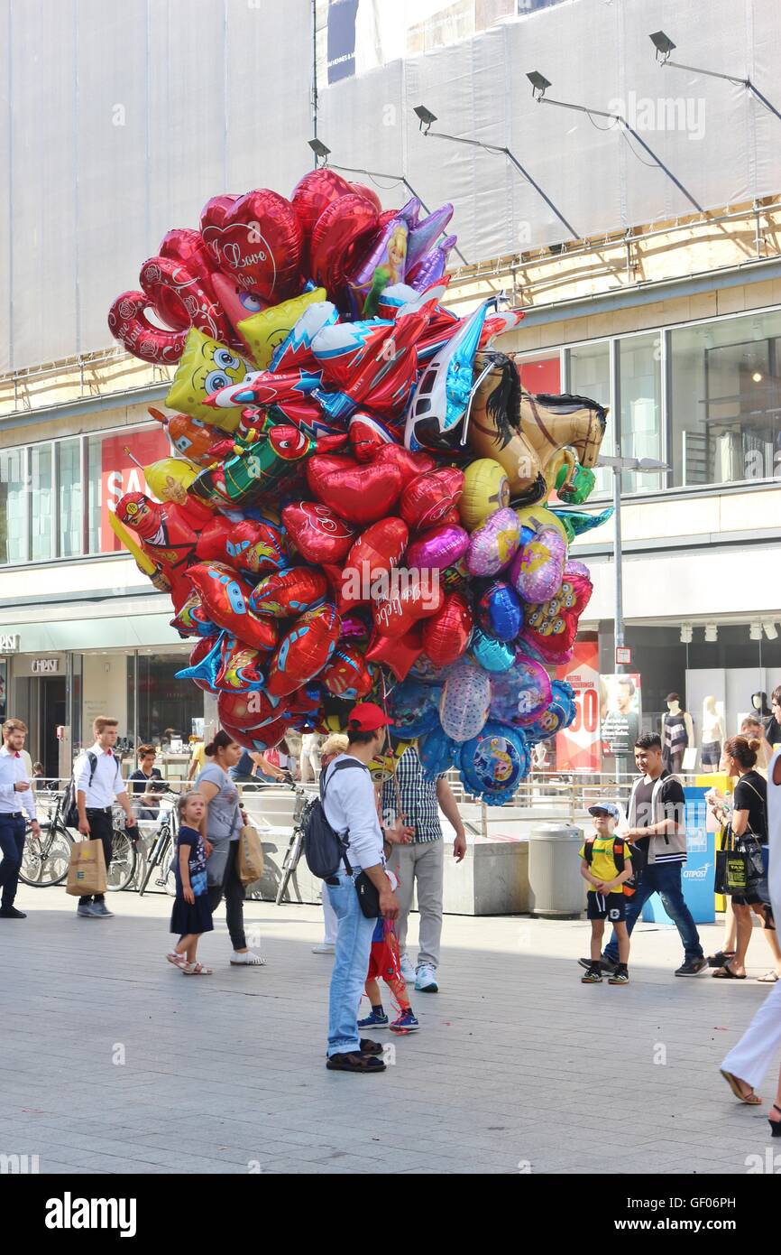 Ein Ballon-Verkäufer in der Fußgänger Zone Hannover, Norddeutschland,  Europa. In der Nähe der Kröpcke Platz Stockfotografie - Alamy