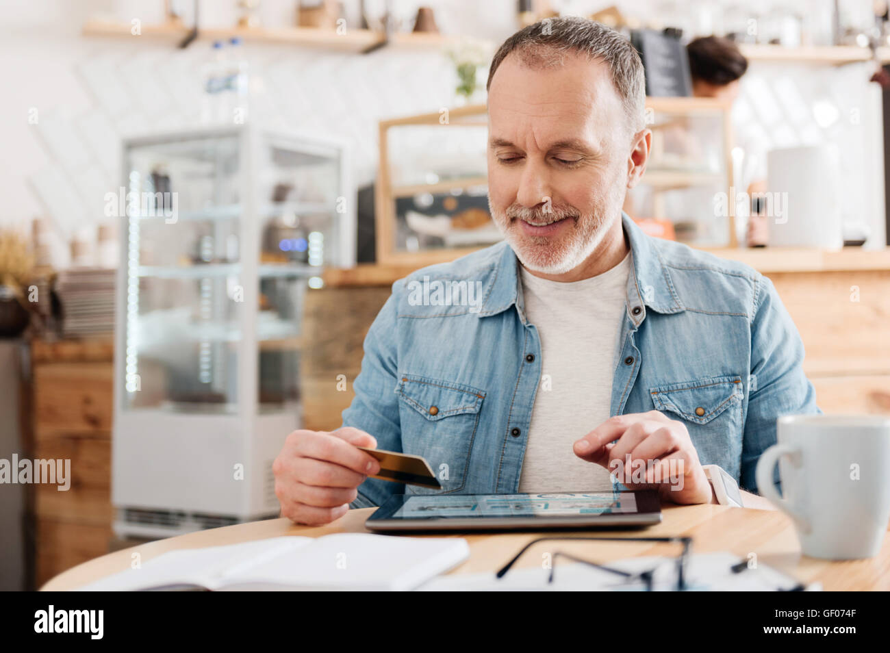 Mann wird in einem café Stockfoto