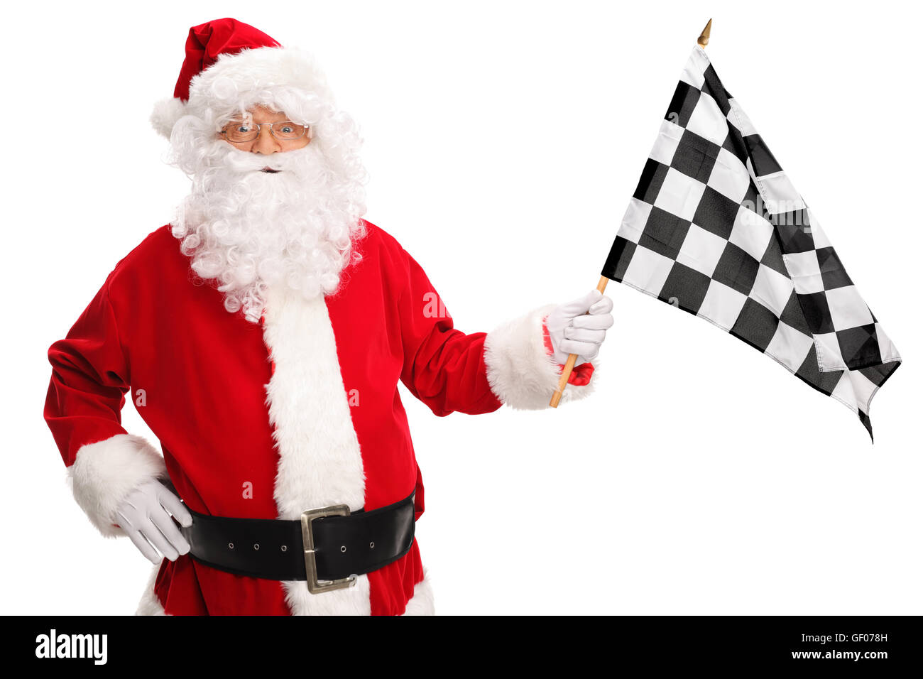 Santa Claus eine karierte Racing Flagge winken und schaut in die Kamera, die isoliert auf weißem Hintergrund Stockfoto