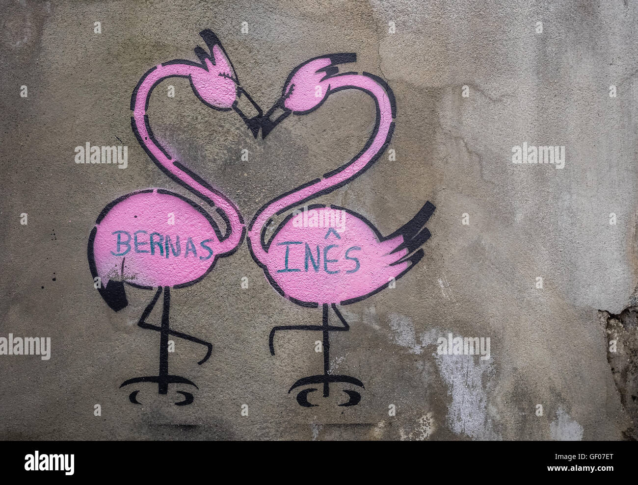 Nahaufnahme einer Graffiti-Kunst mit rosa Flamingos in der Liebe auf der Wand eines Hauses in Ponta Delgada, Azoren, Portugal Stockfoto