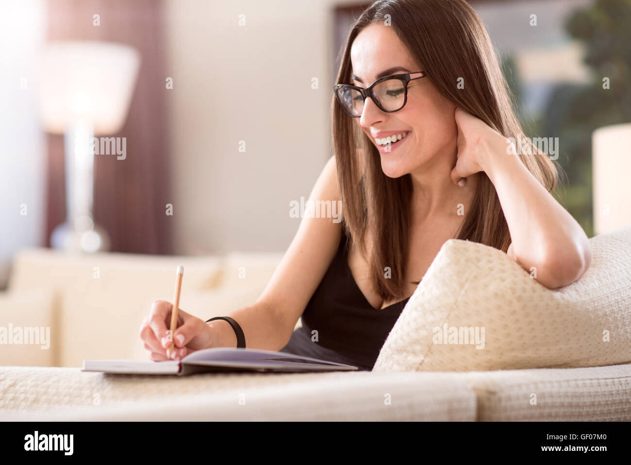 Frau, Lächeln und Notizen Stockfoto