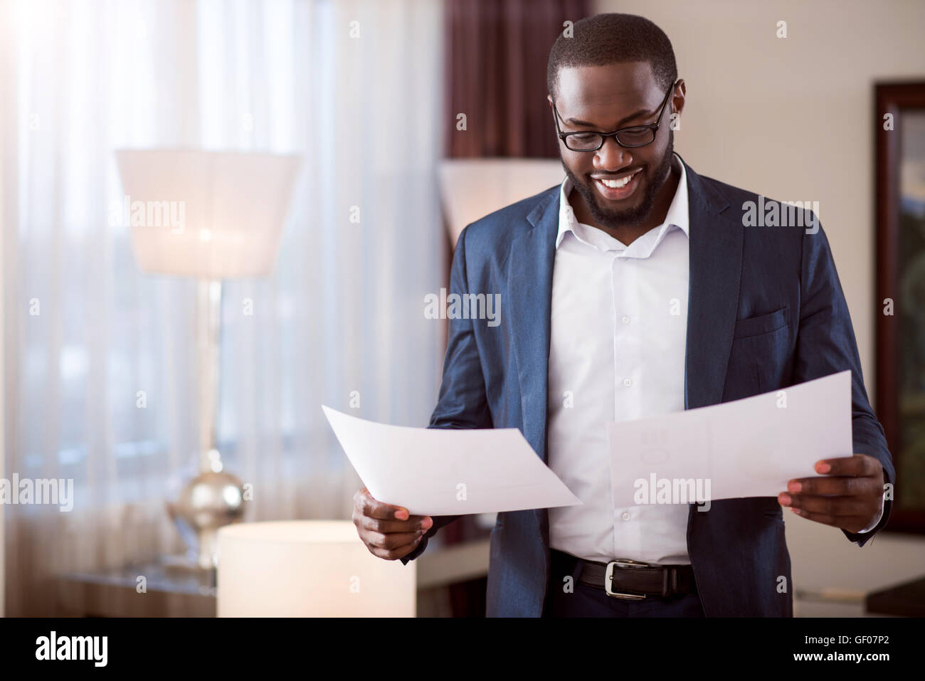 Mann stehend und Unterlagen Stockfoto