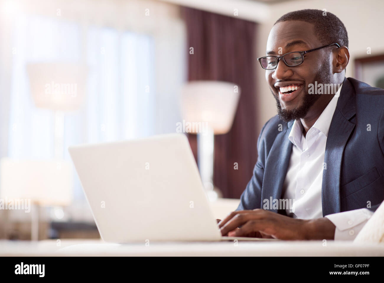 Mann, der auf seinem Laptop arbeitet Stockfoto