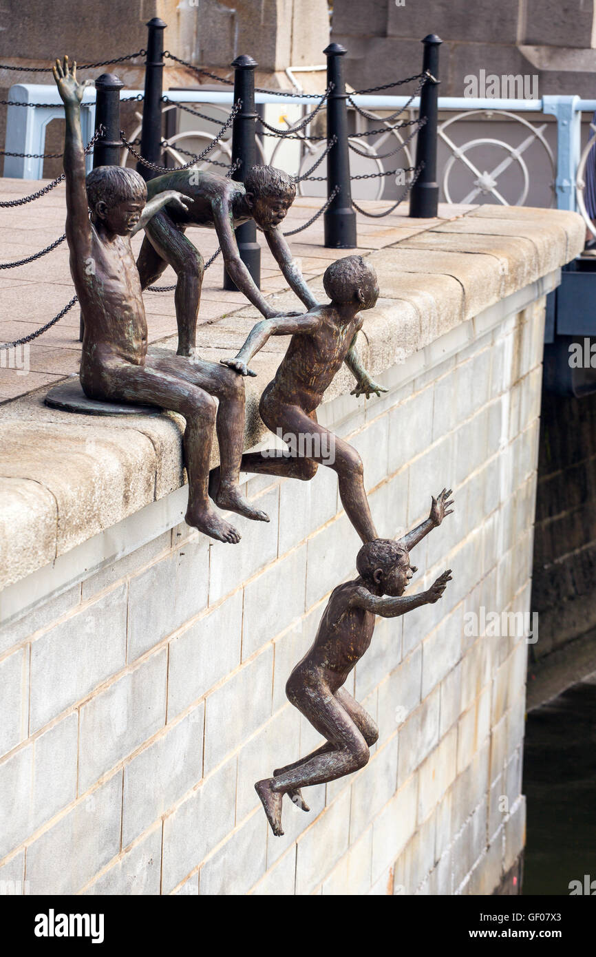 Singapur - 26. Juni 2016: Blick auf die "Erste Generation" Skulptur von Chong Fah Cheong in Singapur. Stockfoto