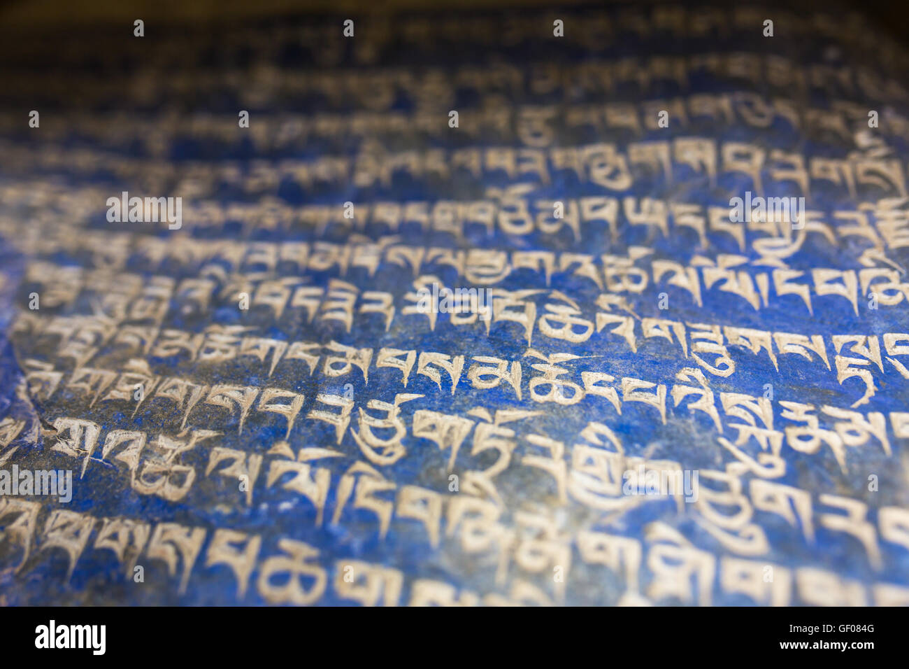 Mani Steinen im nepalesischen Dorf, alte buddhistische geschnitzten Steinen mit heiligen religiösen Mantras in tibetischer Sprache geschrieben Stockfoto