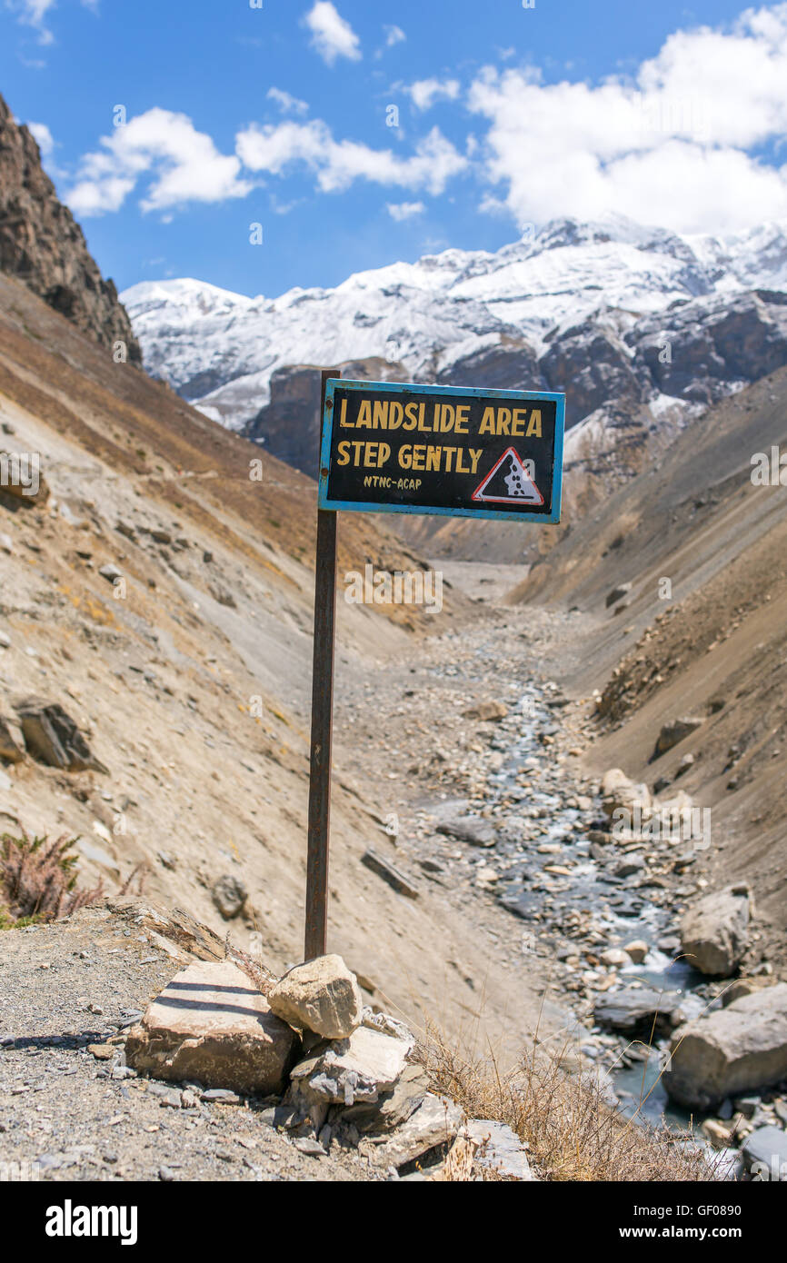 Erdrutsch gefährdeten Gebiet Schild am Annapurna Circuit Trek, Nepal Stockfoto