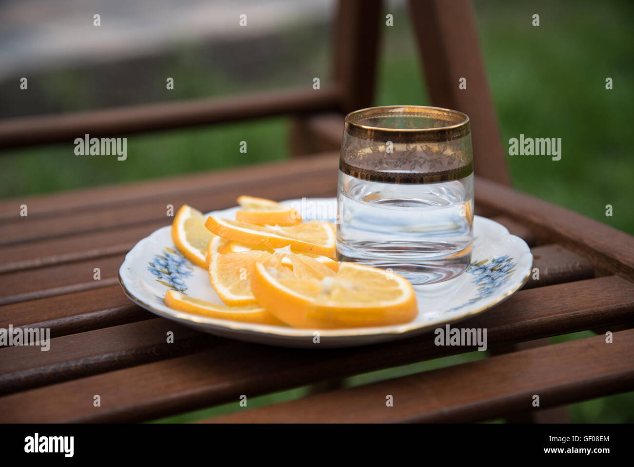 Wodka und Orangen an der Platte Stockfoto