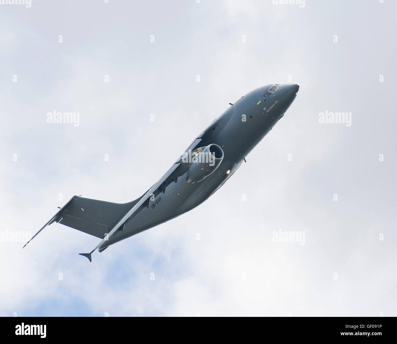 Antonow An-178 ist ein Short-Range Medium-Luftbrücke militärische Transportflugzeuge fliegen auf der Farnborough Air Show 2016 Stockfoto