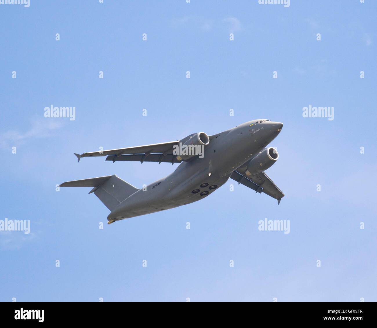 Antonow An-178 ist ein Short-Range Medium-Luftbrücke militärische Transportflugzeuge fliegen auf der Farnborough Air Show 2016 Stockfoto