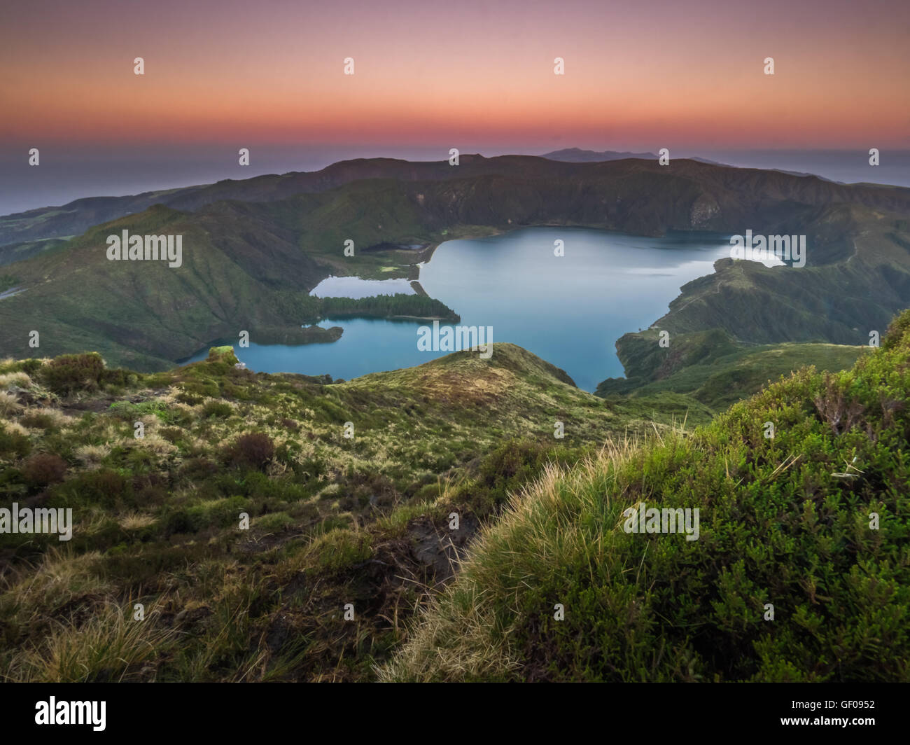 Atemberaubend schöne vulkanische Kratersee Lagoa Fogo (Fire Lake), Sao Miguel, Azoren, Portugal. Stockfoto