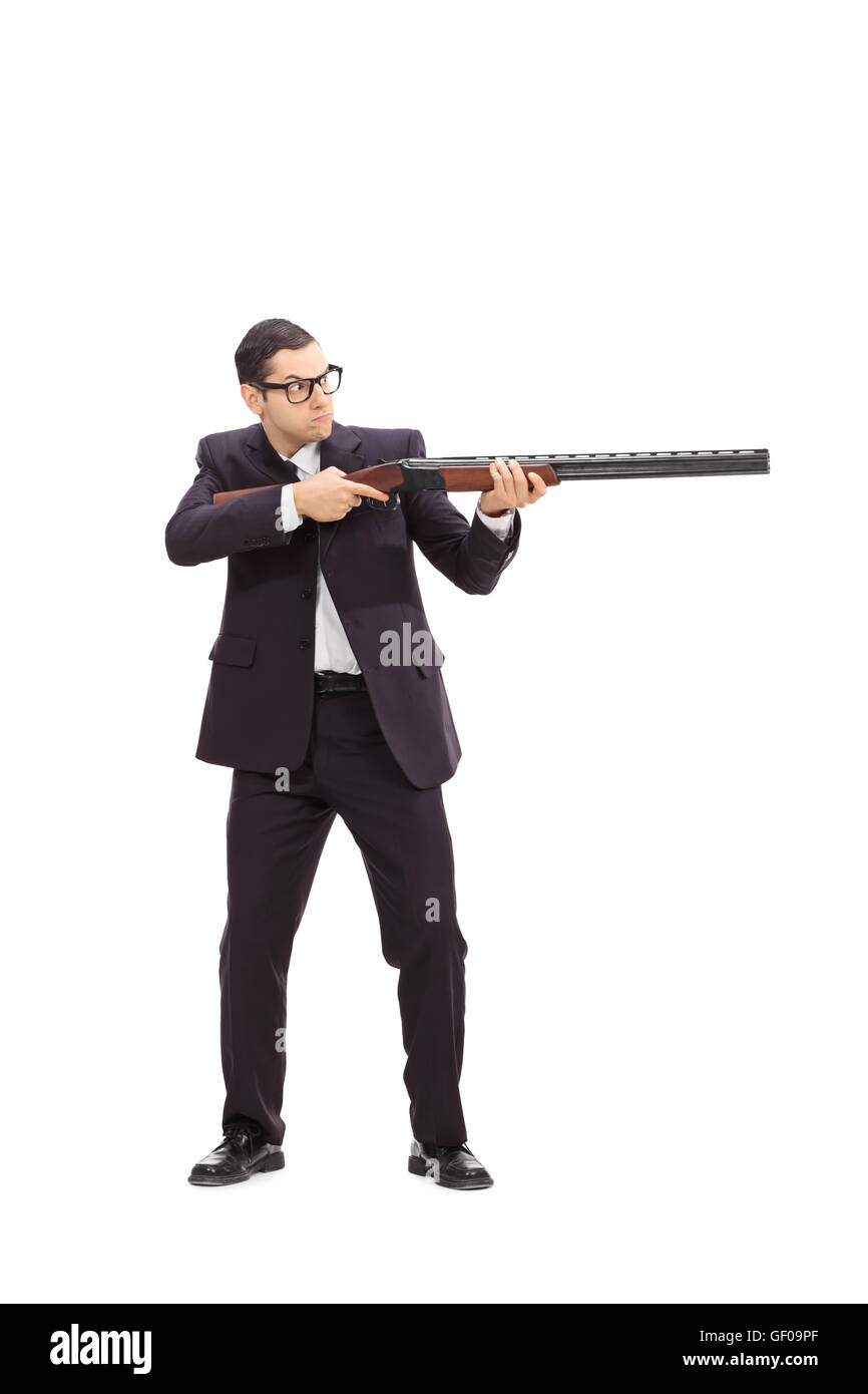 Voller Länge Porträt eines jungen Geschäftsmann schießen mit einem Gewehr isoliert auf weißem Hintergrund Stockfoto