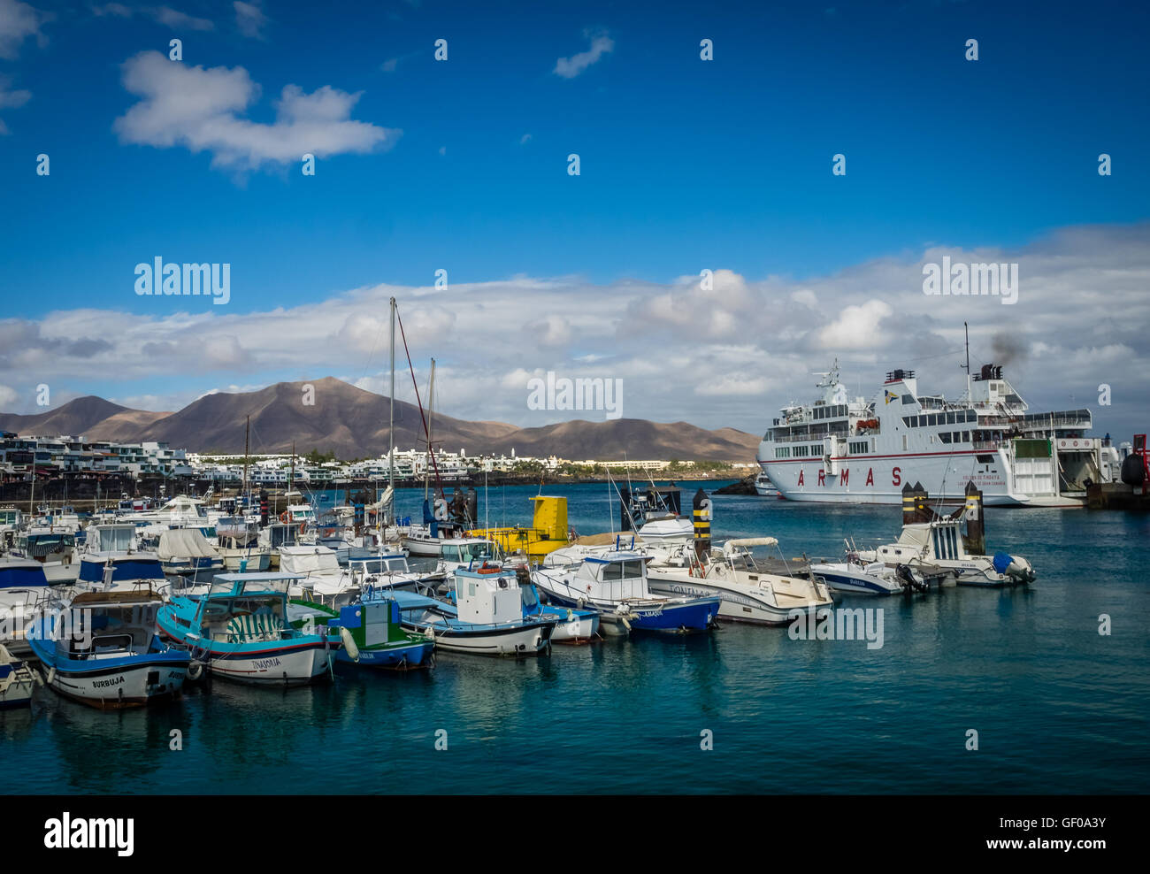 Bunte Boote in einem Hafen in Playa Blanca, Lanzarote, Kanarische Inseln, Spanien. Bild 19. April 2016 Stockfoto