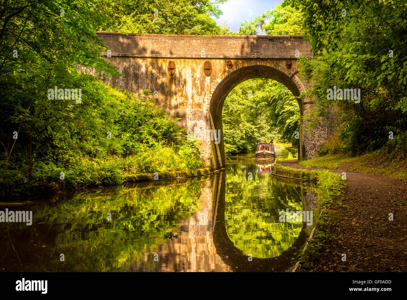 Eine Brücke auf dem Shropshire Union Kanal mit einer Barge kommen durch Stockfoto