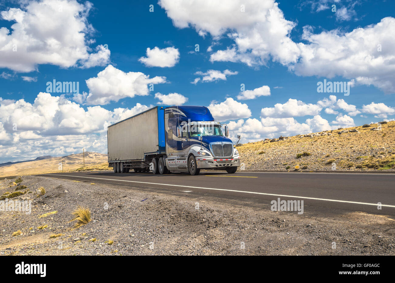 Blaue LKW auf der Autobahn bewegen Stockfoto