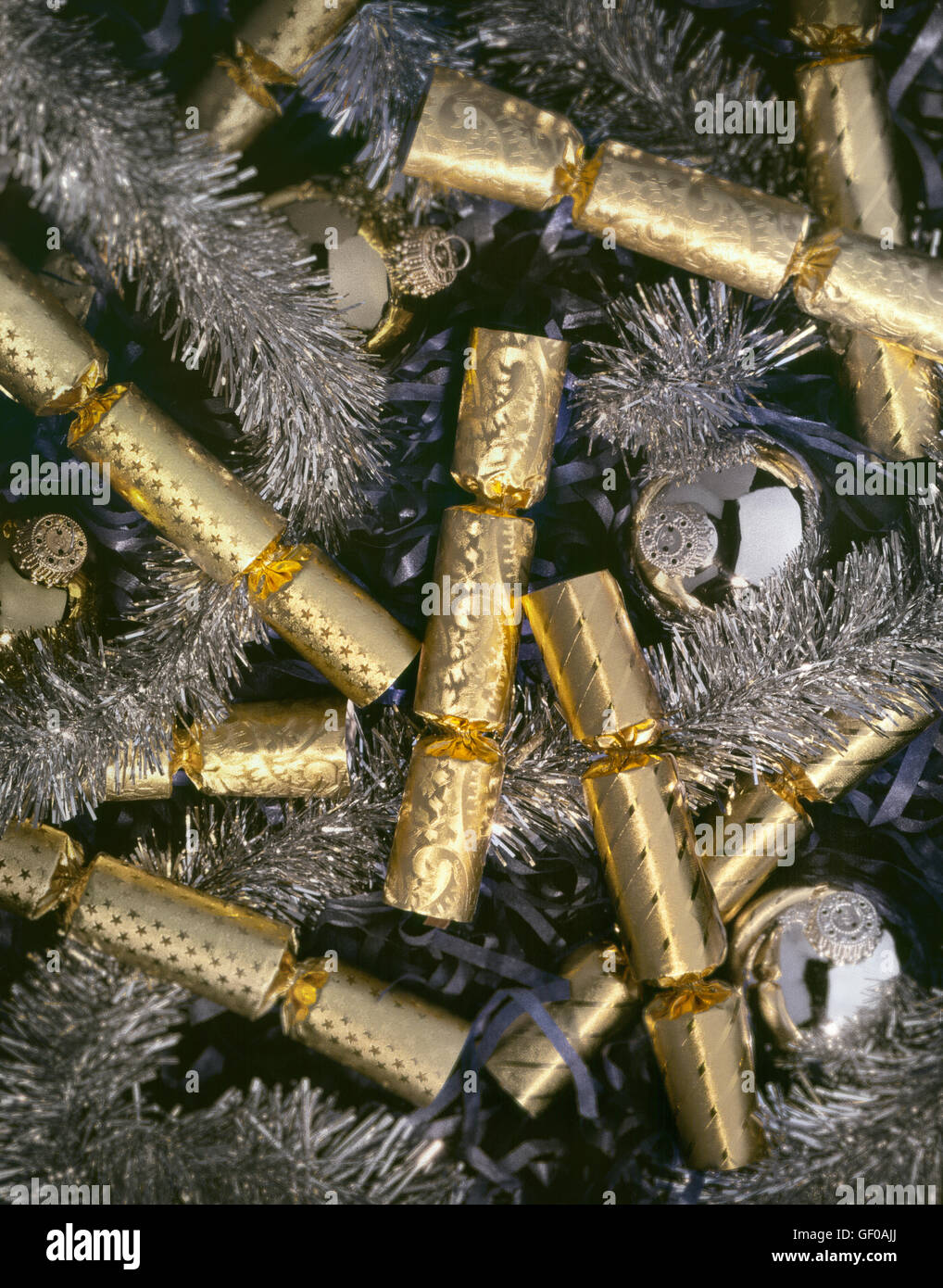 Christmas Cracker in Box mit Lametta und Glas Kugeln Stockfoto