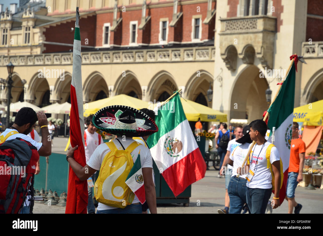 Krakau, Polen - 27. Juli 2016: Welt Jugend Tag 2016.International katholische Jugend Convention. Junge Leute am Hauptplatz in Krak Stockfoto
