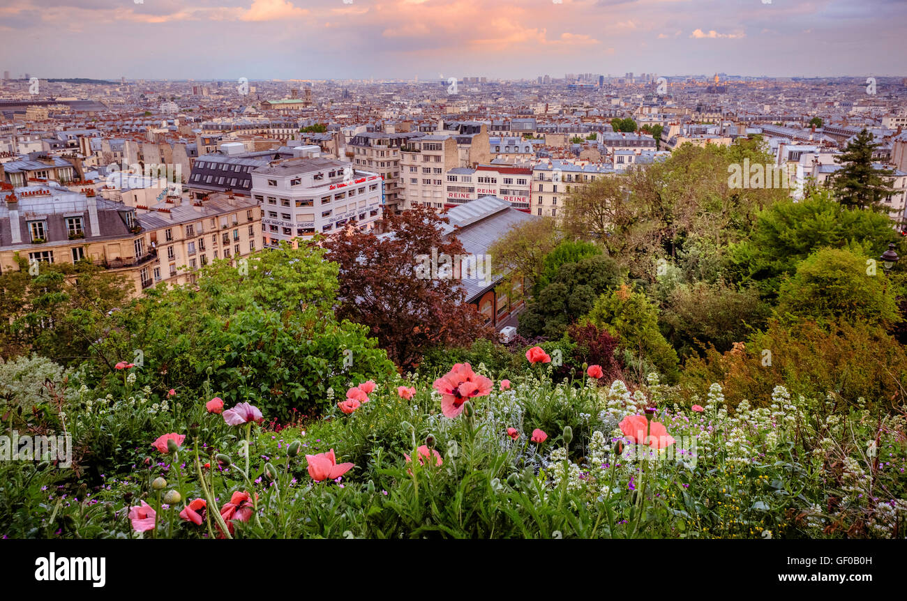 Skyline von Paris – mit Ausnahme der Eiffelturm und Montparnasse-Turm, müssen alle Gebäude in Paris maximal sechs Stockwerke hoch sein Stockfoto