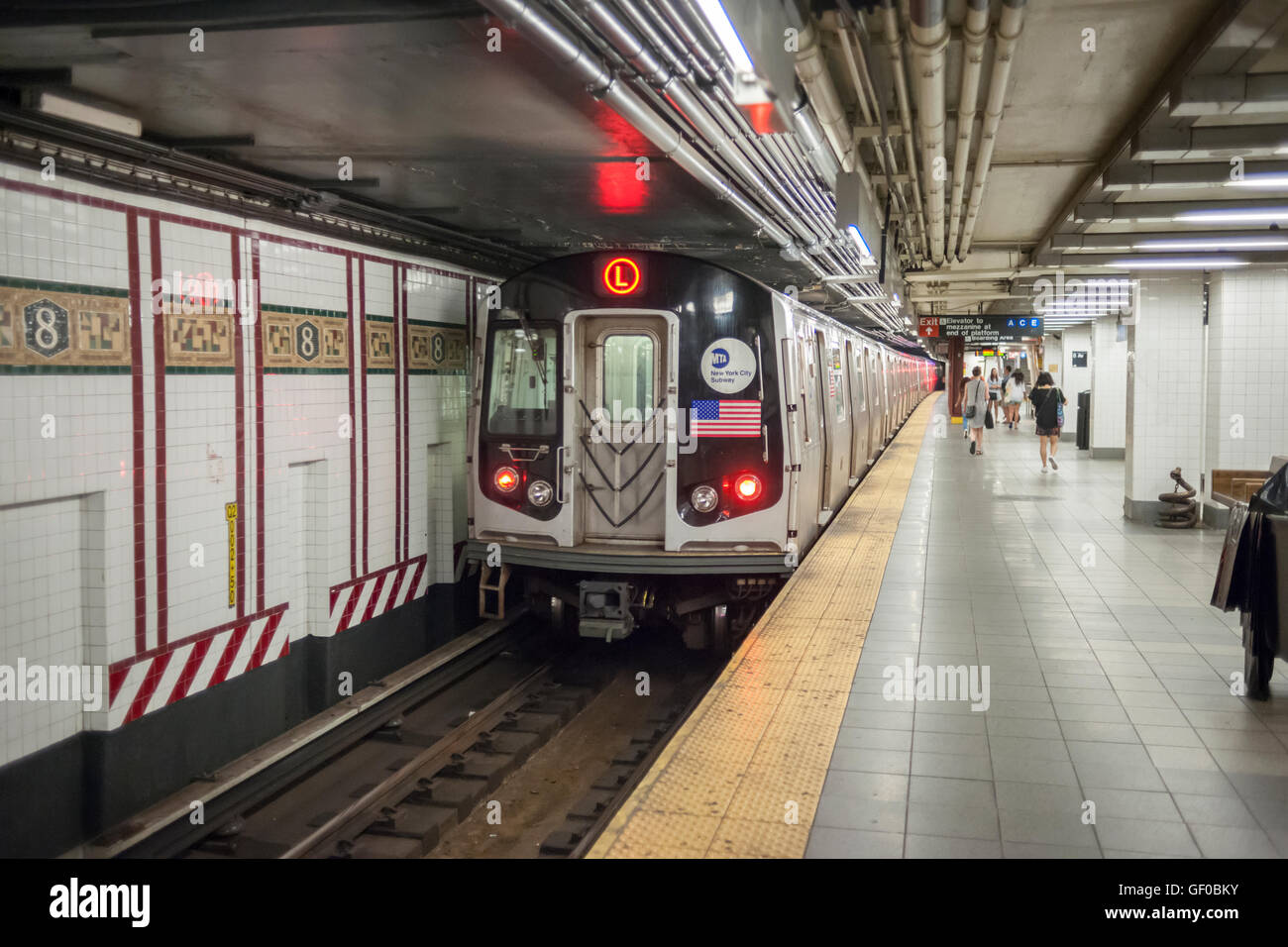 Der Canarsie Line 'L'-Zug fährt der Eighth Avenue-Terminal in New York auf Montag, 25. Juli 2016. Wegen der Salz-Wasserschäden an den Canarsie Tunnel von Hurrikan Sandy wird der MTA die Linie in Manhattan für 18 Monate betrifft Hunderttausende Pendler geschlossen. Züge in der Bedford Avenue endet und das Herunterfahren startet im Jahr 2019. (© Richard B. Levine) Stockfoto
