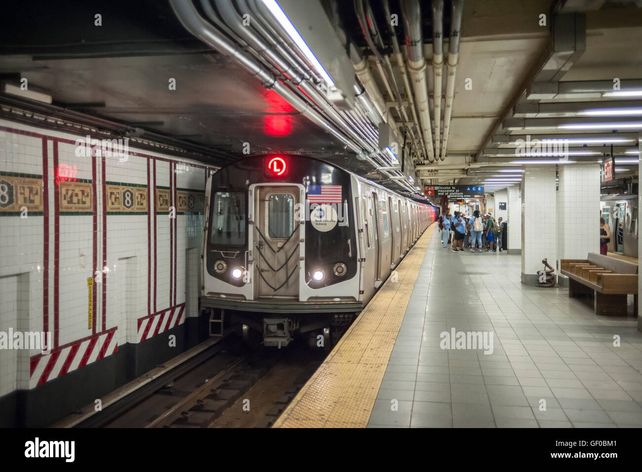 Der Canarsie Line 'L'-Zug kommt an der Eighth Avenue-Terminal in New York auf Montag, 25. Juli 2016. Wegen der Salz-Wasserschäden an den Canarsie Tunnel von Hurrikan Sandy wird der MTA die Linie in Manhattan für 18 Monate betrifft Hunderttausende Pendler geschlossen. Züge in der Bedford Avenue endet und das Herunterfahren startet im Jahr 2019. (© Richard B. Levine) Stockfoto