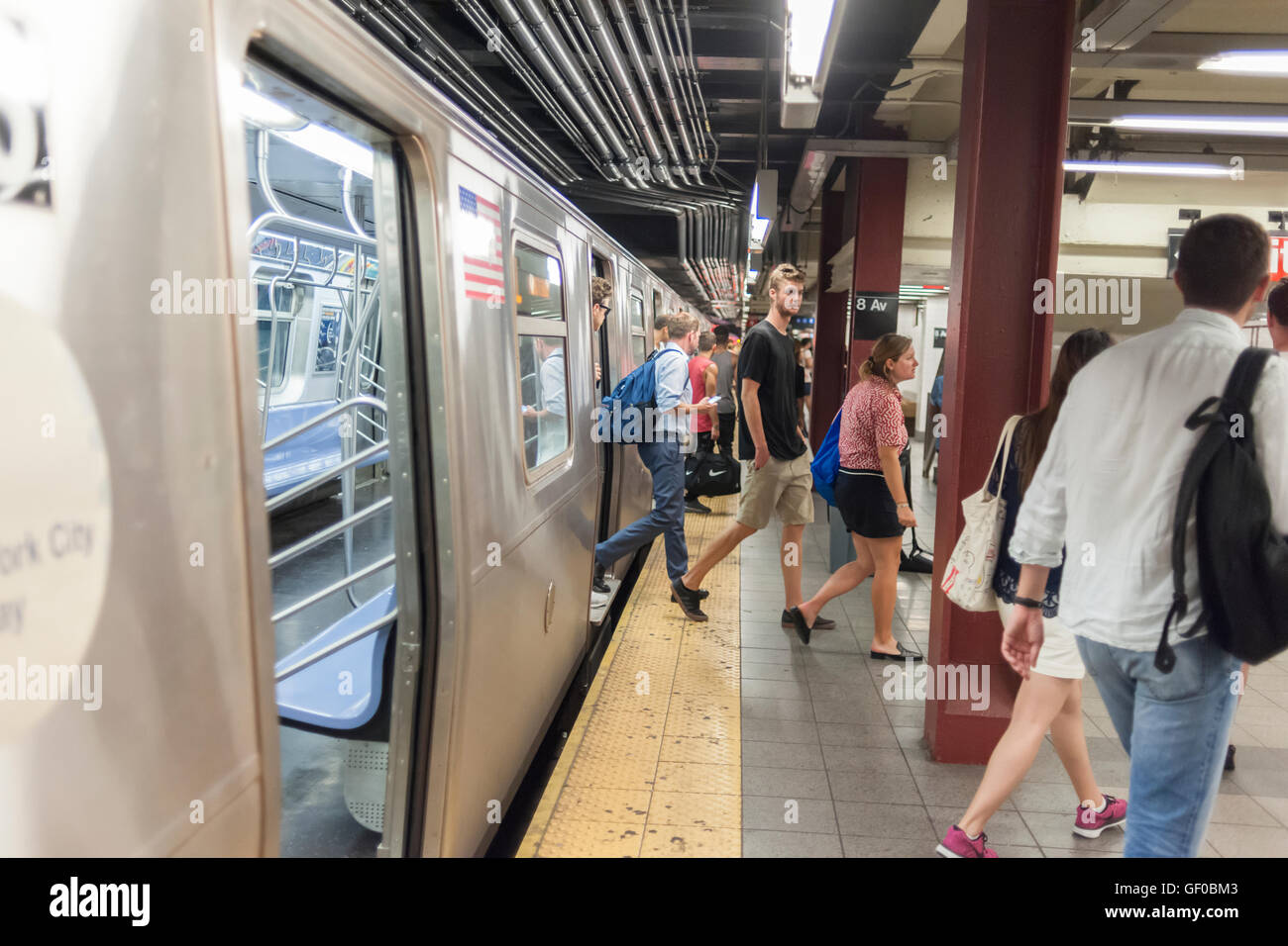 Fahrgast aussteigen einen 'L'-Zug an der Eighth Avenue-Terminal in New York auf Montag, 25. Juli 2016. Wegen der Salz-Wasserschäden an den Canarsie Tunnel von Hurrikan Sandy wird der MTA die Linie in Manhattan für 18 Monate betrifft Hunderttausende Pendler geschlossen. Züge in der Bedford Avenue endet und das Herunterfahren startet im Jahr 2019. (© Richard B. Levine) Stockfoto