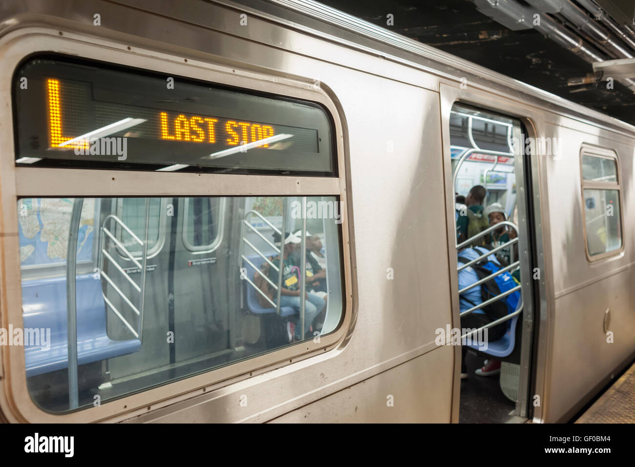 Ein Canarsie Line 'L'-Zug an der Eighth Avenue in New York auf Montag, 25. Juli 2016 terminal. Wegen der Salz-Wasserschäden an den Canarsie Tunnel von Hurrikan Sandy wird der MTA die Linie in Manhattan für 18 Monate betrifft Hunderttausende Pendler geschlossen. Züge in der Bedford Avenue endet und das Herunterfahren startet im Jahr 2019. (© Richard B. Levine) Stockfoto