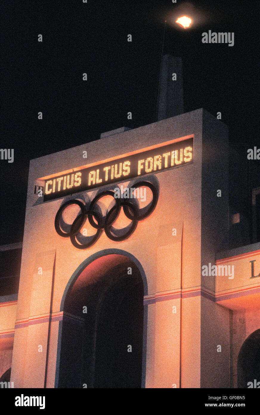 Olympische Flamme während der Abschlussfeier im Los Angeles Memorial Coliseum während der Olympischen Spiele 1984 in Los Angeles. Stockfoto