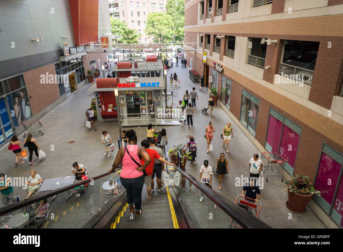 Einkaufen in der Rego Center Mall im Rego Park in New York auf Sonntag, 24. Juli 2016.  (© Richard B. Levine) Stockfoto